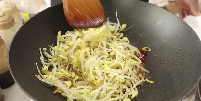 熬菜豆芽粉条家常做法(韭菜豆芽炒鸡蛋粉条的家常做法)图16