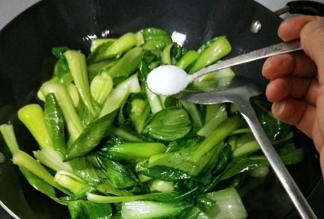 家常炒青菜的做法超级好吃(炒青菜脆嫩)图10