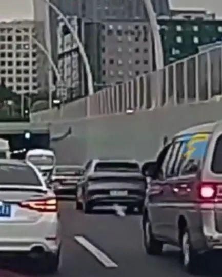 上海两车在中环上相互别车(上海中环道路上两车追逐别车)图2