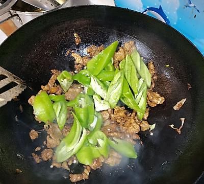 青椒炒肉片怎样做好吃,川味小青椒炒肉片图7