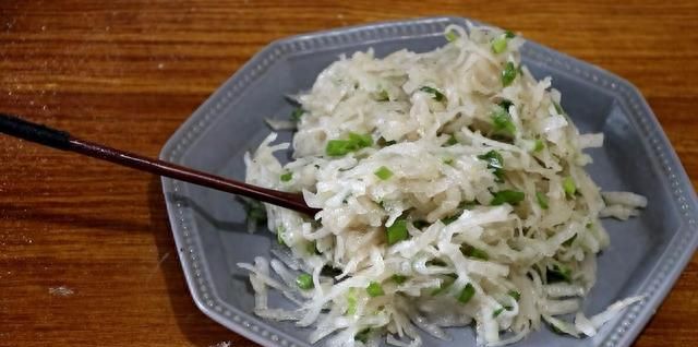 做干萝卜丝饼的面粉怎么调好吃,简单萝卜面粉饼怎么做好吃图12