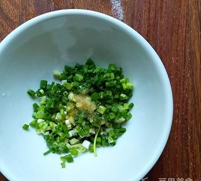 葱油饼的做法,葱油饼的做法大全饼皮酥脆图4