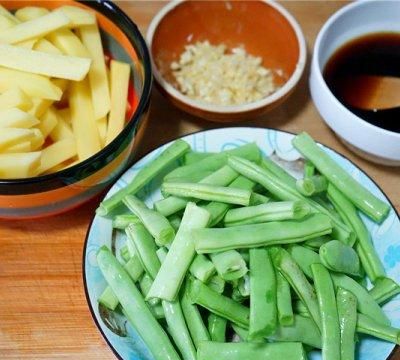 学会咸香下饭的土豆烧豆角,下饭土豆豆角的做法图2