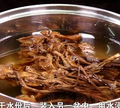 小鸡炖蘑菇怎么做鸡肉才能嫩(东北小鸡炖蘑菇粉条)图2