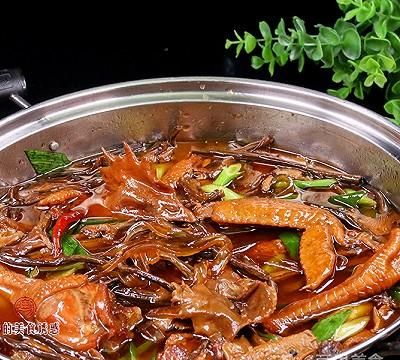 小鸡炖蘑菇怎么做鸡肉才能嫩(东北小鸡炖蘑菇粉条)图7