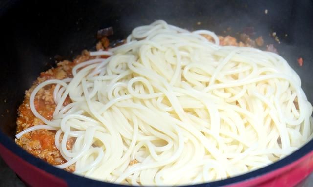 妈妈给孩子做番茄肉酱面,一岁半宝宝每日食谱番茄肉酱面图14