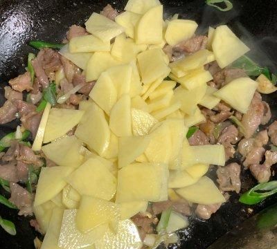 家庭版土豆回锅肉(土豆回锅肉做法家庭)图6