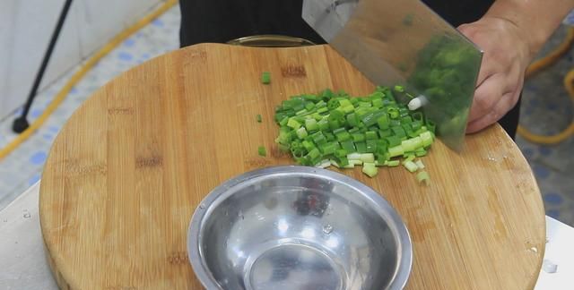 面粉做鸡蛋饼早餐简单,家里只有鸡蛋和淀粉怎么做鸡蛋饼图5