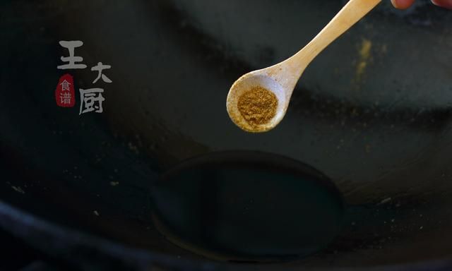 西红柿炒土豆片怎么做好吃(西红柿炒白菜土豆片的做法)图6