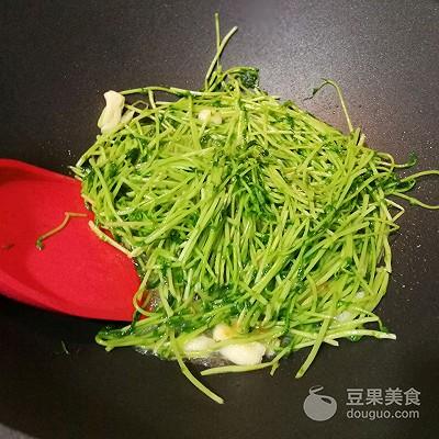 豌豆苗的做法(蒜蓉豌豆苗的做法)图4