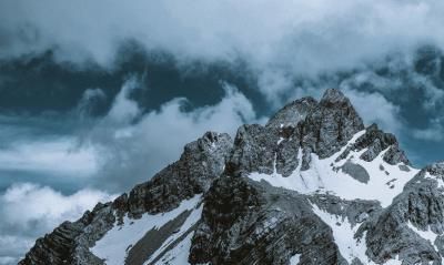 云南玉龙雪山，犹如一条巨龙腾越飘舞(玉龙雪山海拔)