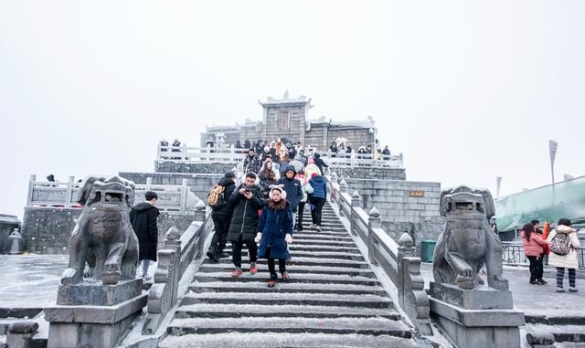 冬游湖南衡山祝融峰，白茫茫似仙境，原来寿比南山指的就是这里图4