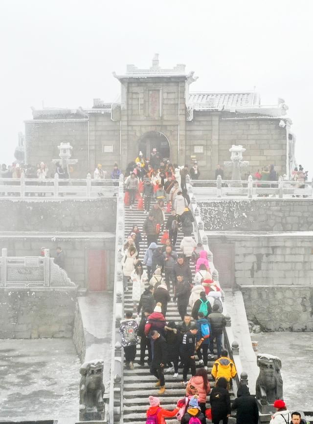 冬游湖南衡山祝融峰，白茫茫似仙境，原来寿比南山指的就是这里图7