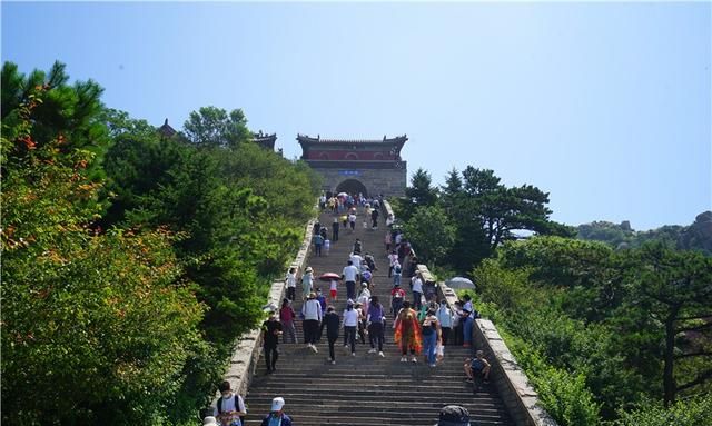 泰山海拔高度，中国人必游的泰山，海拔高度才1545米，登山很轻松，泰山最佳登山路程图11