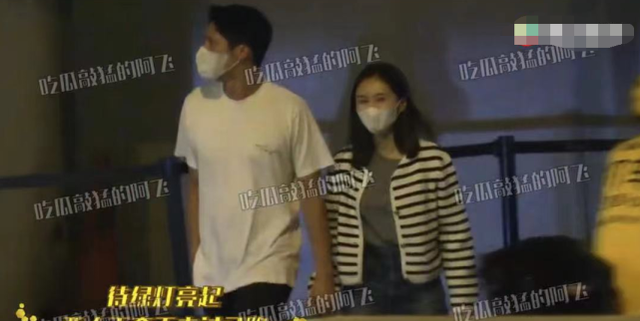 王子文吴永恩牵手逛街：吴永恩王子文街头散步，王子文深情地与男友热聊图5