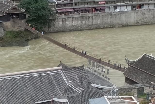 大渡桥横铁索寒 泸定桥，大渡桥横铁索寒是指飞夺泸定桥吗图3